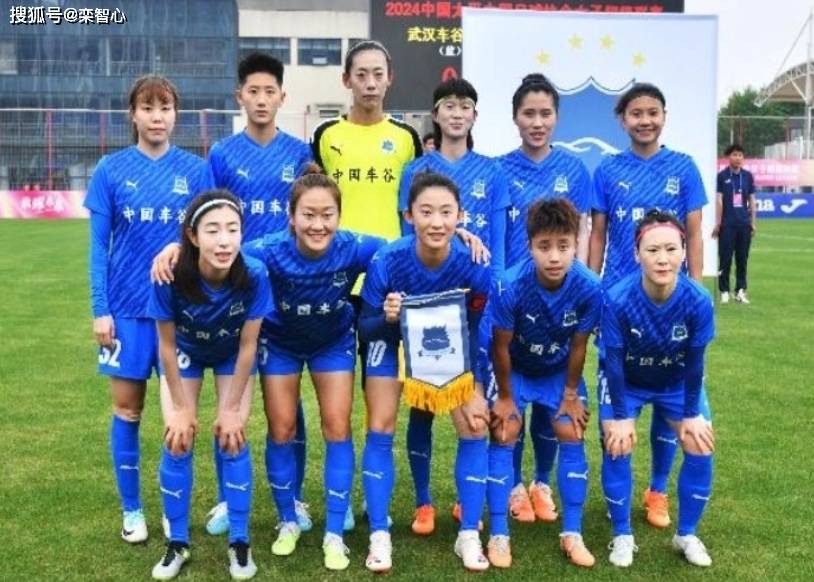 世俱杯2025-土耳其女足选手发挥出色获得奖杯