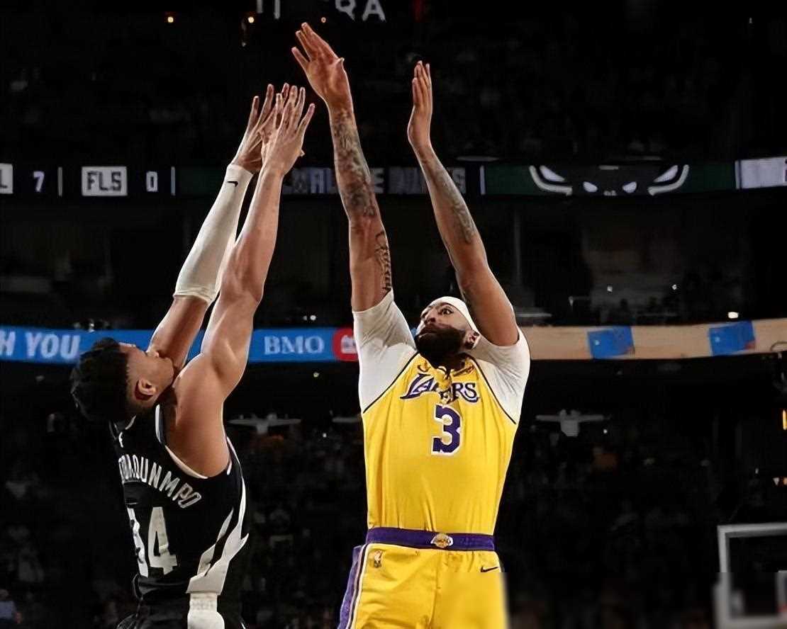 世俱杯改制-雄鹿主场力克湖人继续胜利