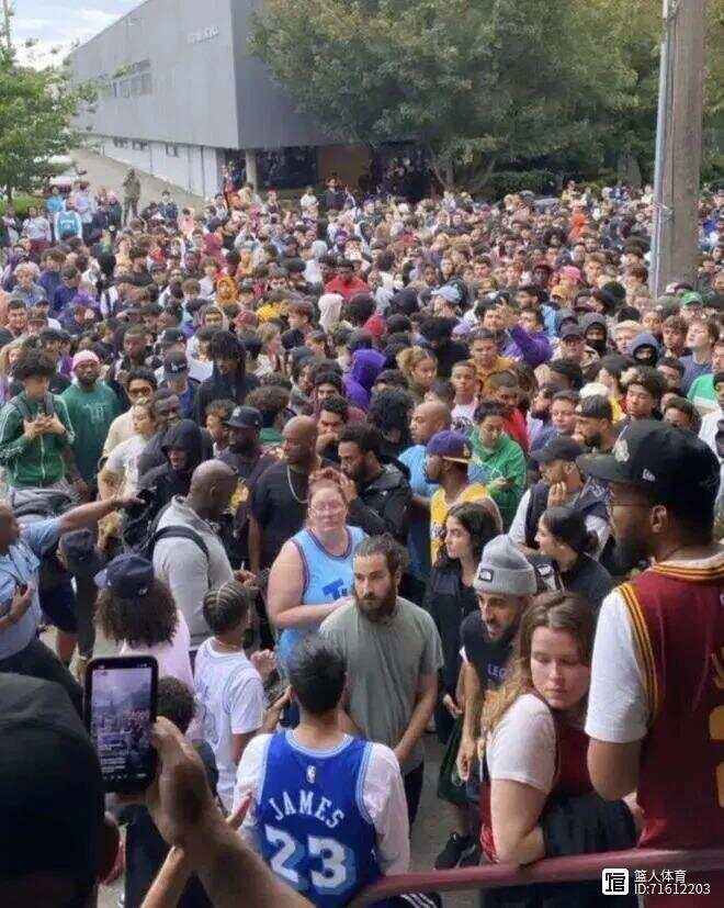 世俱杯参赛资格-场面火爆！CS2观众席沸腾不已